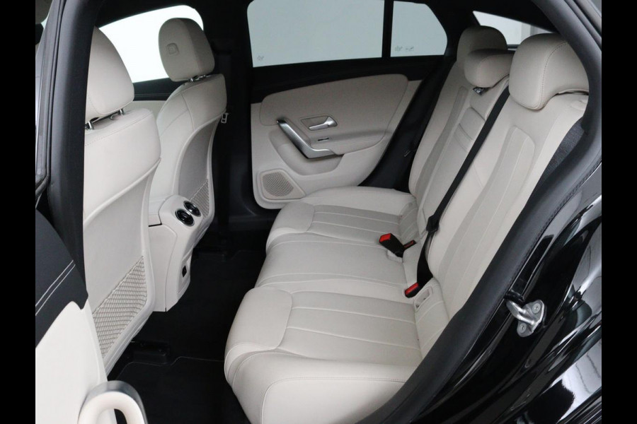 Mercedes-Benz CLA-Klasse Shooting Brake 180 Luxury Line | Camera | Leder | Sfeerverlichting | Stoelverwarming | Adaptive cruise | Navigatie | LED