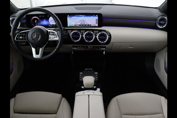 Mercedes-Benz CLA-Klasse Shooting Brake 180 Luxury Line | Camera | Leder | Sfeerverlichting | Stoelverwarming | Adaptive cruise | Navigatie | LED