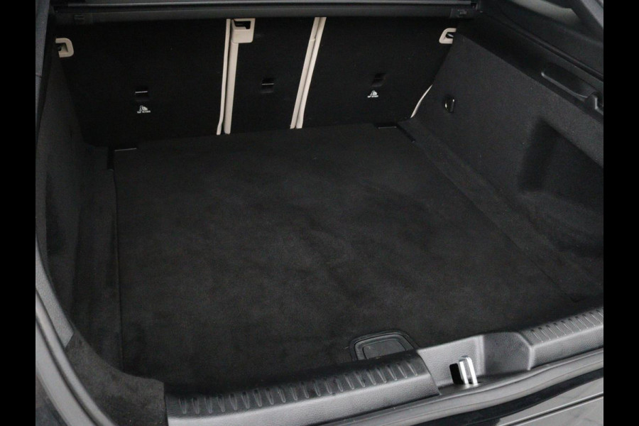 Mercedes-Benz CLA-Klasse Shooting Brake 180 Luxury Line | Camera | Leder | Sfeerverlichting | Stoelverwarming | Adaptive cruise | Navigatie | LED