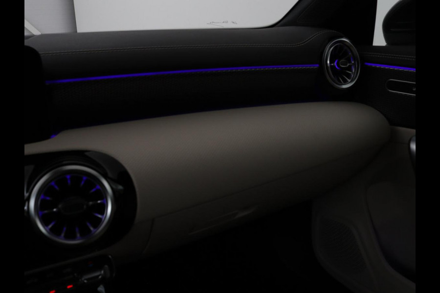 Mercedes-Benz CLA-Klasse Shooting Brake 180 Luxury Line | Camera | Leder | Sfeerverlichting | Stoelverwarming | Adaptive cruise | Navigatie | LED