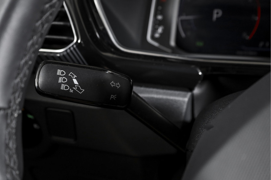 Volkswagen T-Cross 1.0 TSI Style 110 PK - Automaat | Dig. Cockpit | Adapt. Cruise | Stoelverw. | PDC |  App. Connect | ECC | LM 18" | Trekhaak |