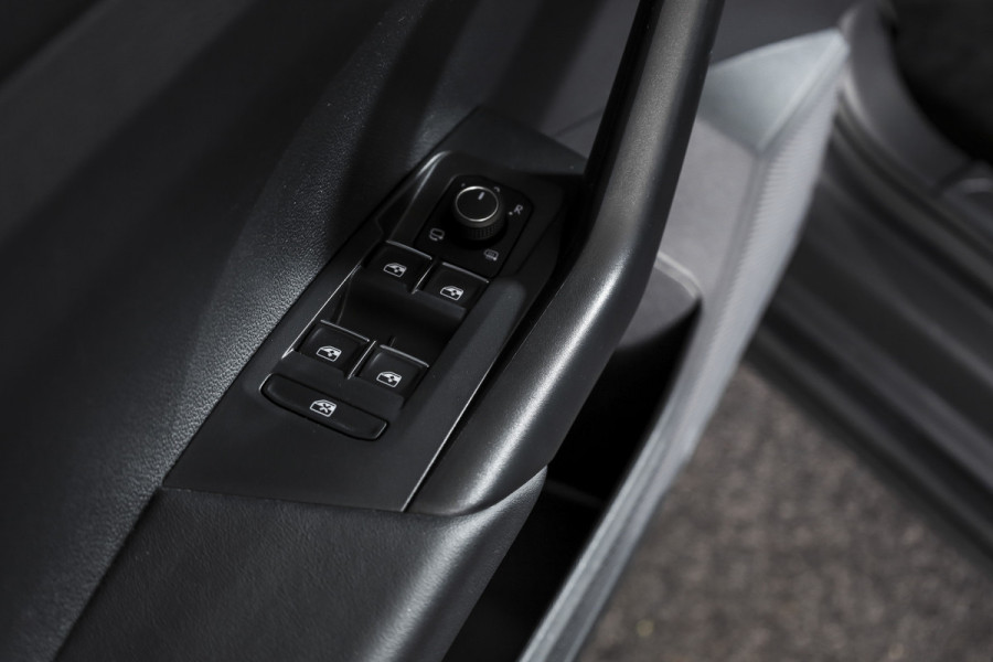 Volkswagen T-Cross 1.0 TSI Style 110 PK - Automaat | Dig. Cockpit | Adapt. Cruise | Stoelverw. | PDC |  App. Connect | ECC | LM 18" | Trekhaak |