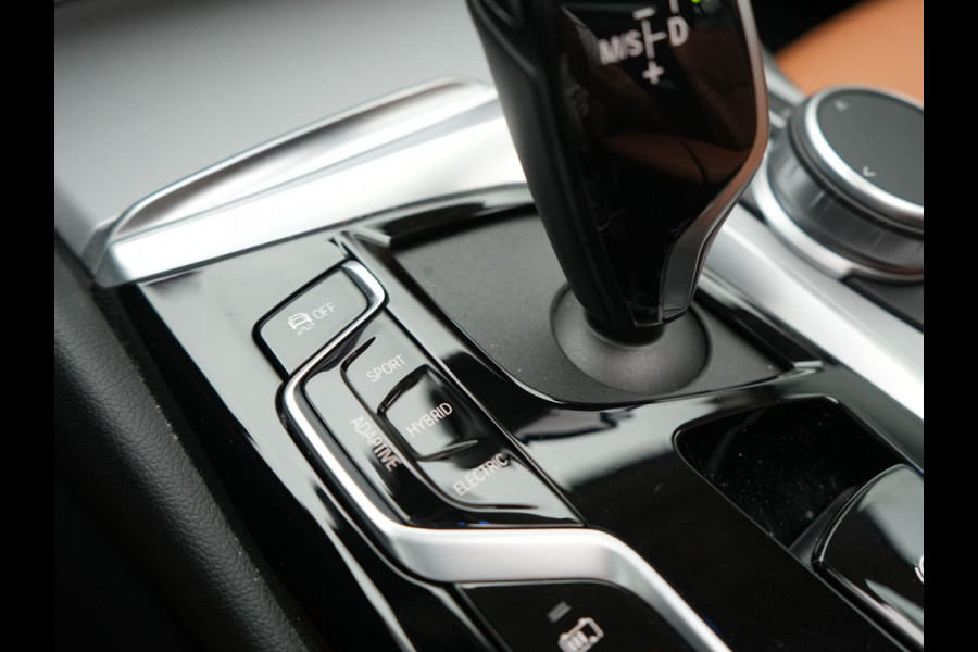 BMW 5 Serie Touring 530e xDrive High Executive Plug In Hybrid PHEV | Trekhaak af Fabriek | Adaptive Cruise | Laser LED | Lederen Comfortstoelen Memory | Head Up | Harman Kardon | Camera | Keyless | Apple Carplay |