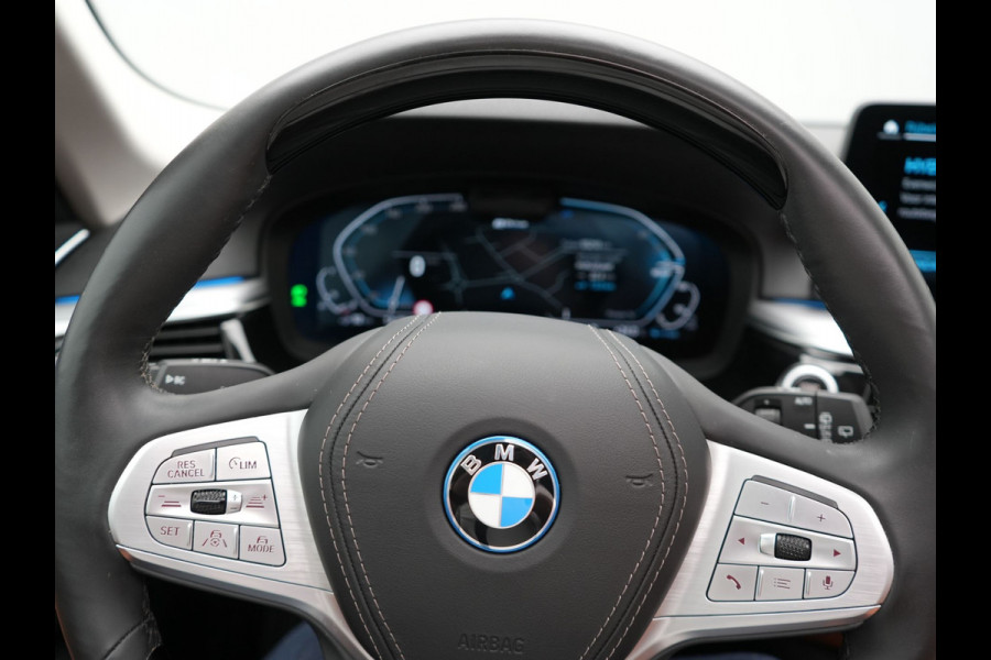 BMW 5 Serie Touring 530e xDrive High Executive Plug In Hybrid PHEV | Trekhaak af Fabriek | Adaptive Cruise | Laser LED | Lederen Comfortstoelen Memory | Head Up | Harman Kardon | Camera | Keyless | Apple Carplay |