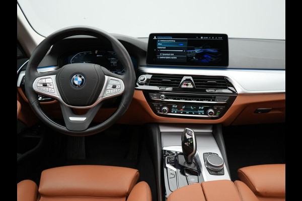 BMW 5 Serie Touring 530e xDrive High Executive Plug In Hybrid PHEV | Trekhaak af Fabriek | Adaptive Cruise | Laser LED | Lederen Comfortstoelen Memory | Head Up | Harman Kardon | Camera | Keyless | Apple Carplay |