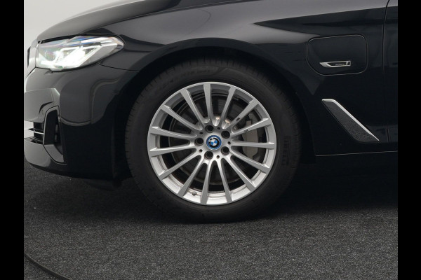 BMW 5 Serie Touring 530e xDrive High Executive Plug In Hybrid PHEV | Trekhaak af Fabriek | Adaptive Cruise | Laser LED | Lederen Comfortstoelen Memory | Head Up | Harman Kardon | Camera | Keyless | Apple Carplay |