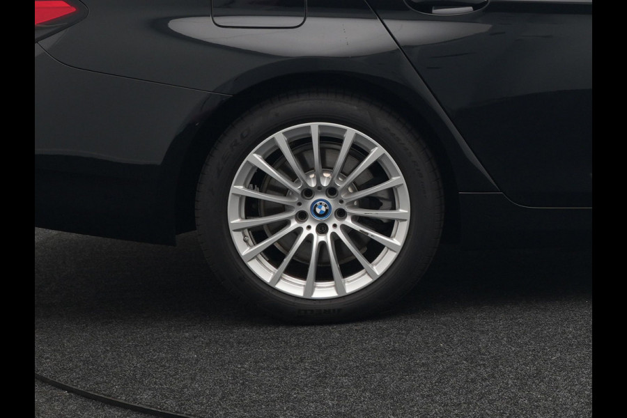 BMW 5 Serie Touring 530e xDrive High Executive Plug In Hybrid PHEV | Trekhaak af Fabriek | Adaptive Cruise | Laser LED | Lederen Comfortstoelen Memory | Head Up | Harman Kardon | Camera | Keyless | Apple Carplay |