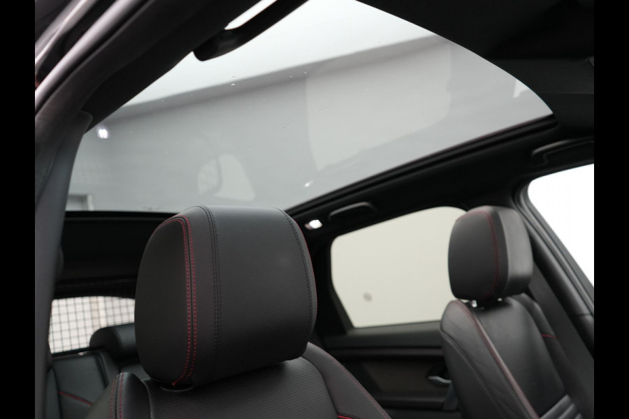 Land Rover Discovery Sport P300e R-Dynamic SE Plug In Hybrid Dealer O.H PHEV | Panodak | Trekhaak Afn. | Adaptive Cruise | Lederen Sportstoelen Memory | Meridian Sound | 20"L.M | Apple Carplay | Stuurverwarming | Camera |