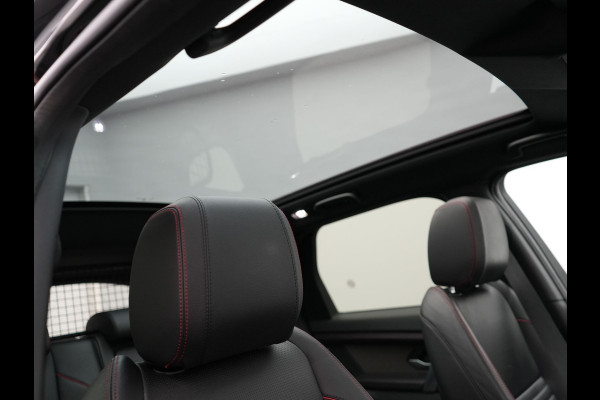 Land Rover Discovery Sport P300e R-Dynamic SE Plug In Hybrid Dealer O.H PHEV | Panodak | Trekhaak Afn. | Adaptive Cruise | Lederen Sportstoelen Memory | Meridian Sound | 20"L.M | Apple Carplay | Stuurverwarming | Camera |