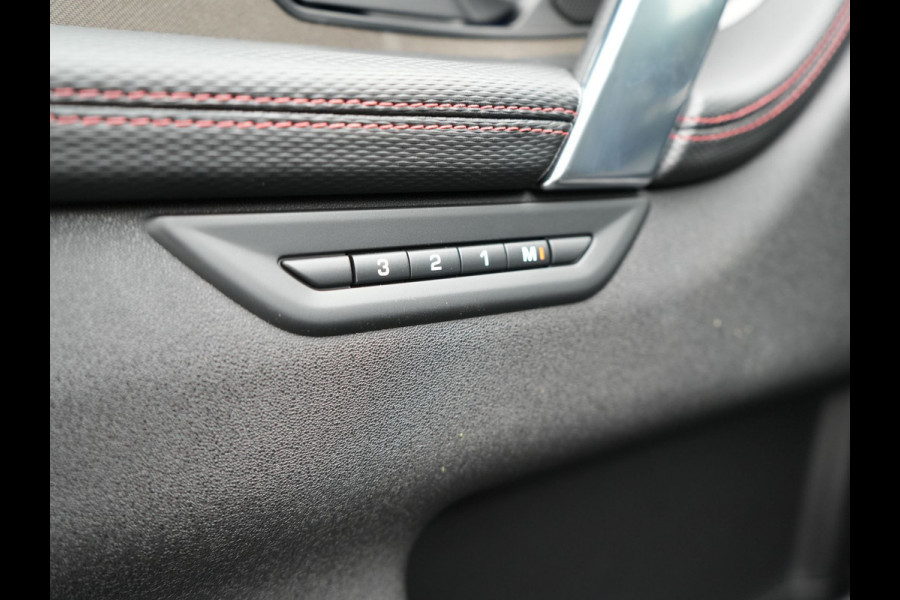 Land Rover Discovery Sport P300e R-Dynamic SE Plug In Hybrid Dealer O.H PHEV | Panodak | Trekhaak Afn. | Adaptive Cruise | Lederen Sportstoelen Memory | Meridian Sound | 20"L.M | Apple Carplay | Stuurverwarming | Camera |