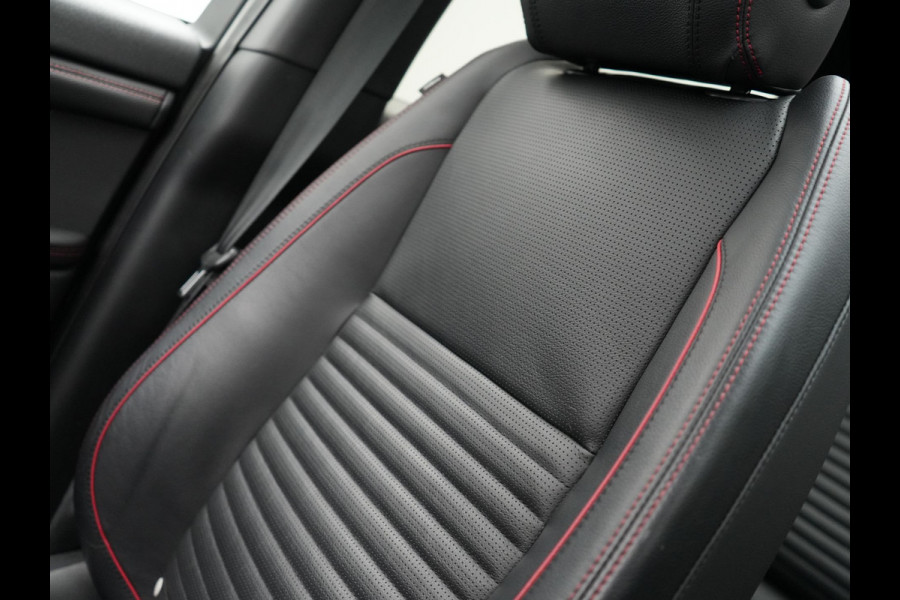 Land Rover Discovery Sport P300e R-Dynamic SE Plug In Hybrid Dealer O.H PHEV | Panodak | Trekhaak Afn. | Adaptive Cruise | Lederen Sportstoelen Memory | Meridian Sound | 20"L.M | Apple Carplay | Stuurverwarming | Camera |