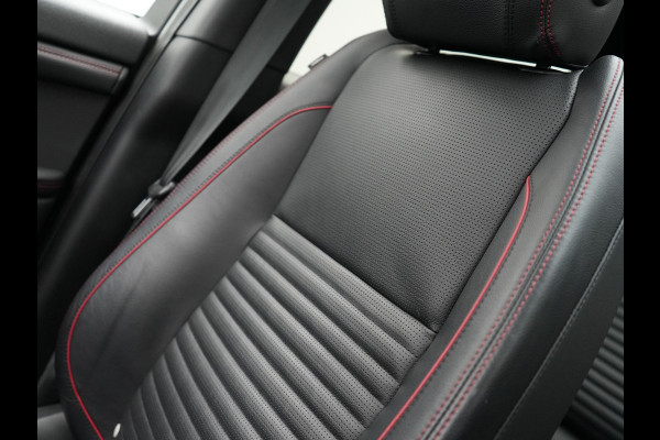Land Rover Discovery Sport P300e R-Dynamic SE Plug In Hybrid Dealer O.H PHEV | Panodak | Trekhaak Afn. | Adaptive Cruise | Lederen Sportstoelen Memory | Meridian Sound | 20"L.M | Apple Carplay | Stuurverwarming | Camera |