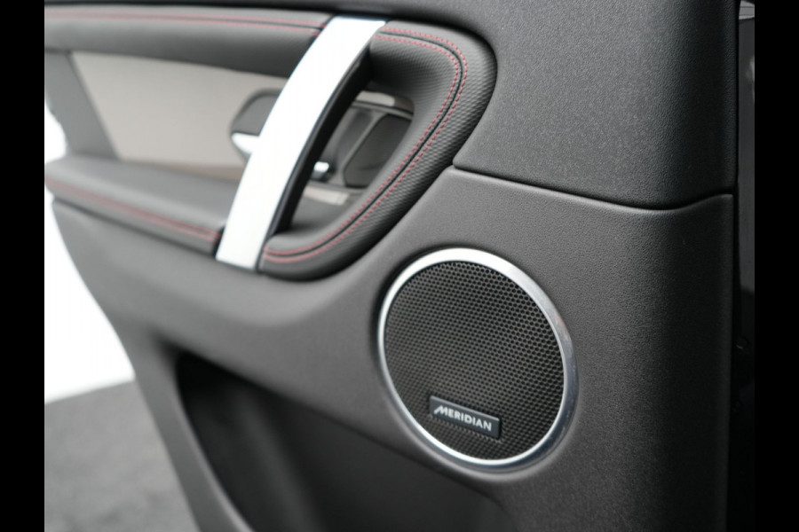 Land Rover Discovery Sport P300e R-Dynamic SE Plug In Hybrid Dealer O.H PHEV | Panodak | Trekhaak Afn. | Adaptive Cruise | Lederen Sportstoelen Memory | Meridian Sound | 20"L.M | Apple Carplay | Stuurverwarming | Camera |