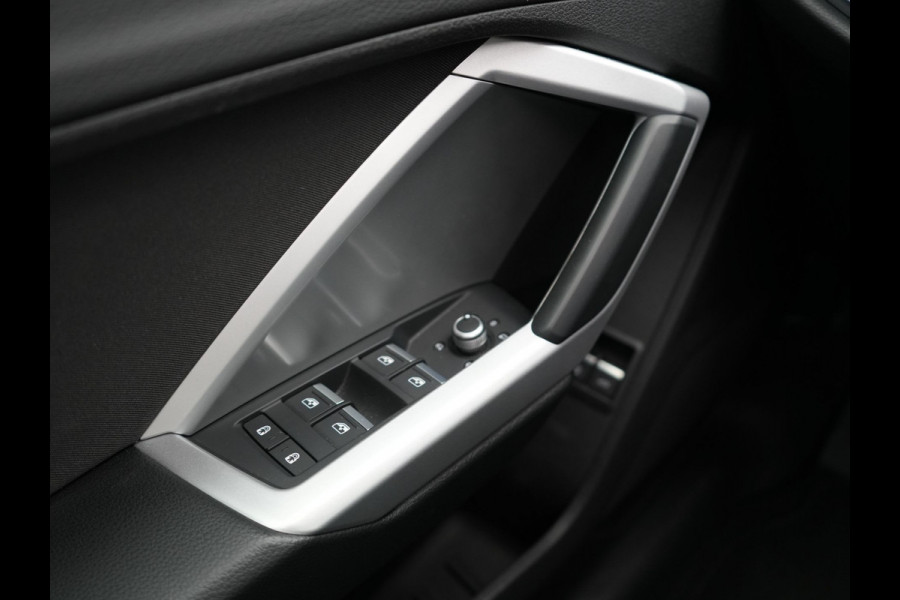 Audi Q3 Sportback 45 TFSI e S Line Plug In Hybrid 245pk PHEV | Trekhaak af Fabriek | Panodak | Adaptive Cruise | 20"L.M | Apple Carplay | Virtual | Sportstoelen Verwarmd | Camera | Navi |