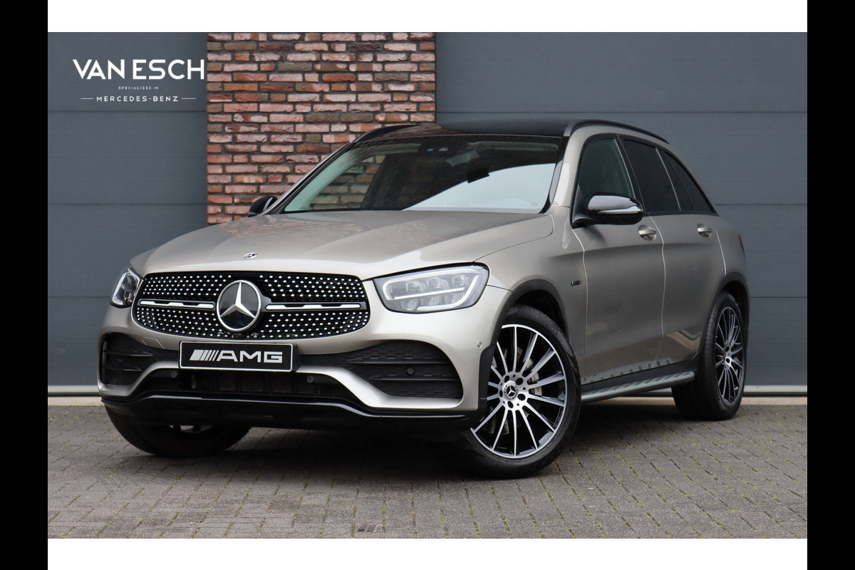 Mercedes-Benz GLC 300e 4MATIC Premium+ AMG Line | Luchtvering | Distronic | Trekhaak | Verwarmd Stuurwiel | Burmester | Memory | Panoramadak | Leder |