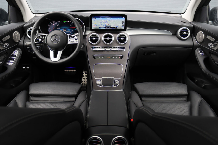 Mercedes-Benz GLC 300e 4MATIC Premium+ AMG Line | Luchtvering | Distronic | Trekhaak | Verwarmd Stuurwiel | Burmester | Memory | Panoramadak | Leder |