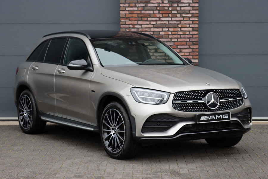 Mercedes-Benz GLC 300e 4MATIC Premium+ AMG Line | Luchtvering | Distronic | Trekhaak | Verwarmd Stuurwiel | Burmester | Memory | Panoramadak | Leder |