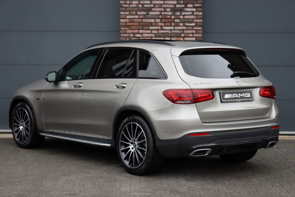 Mercedes-Benz GLC 300e 4MATIC Premium+ AMG Line | Luchtvering | Distronic | Trekhaak | Verwarmd Stuurwiel | Burmester | Memory | Panoramadak | Leder |