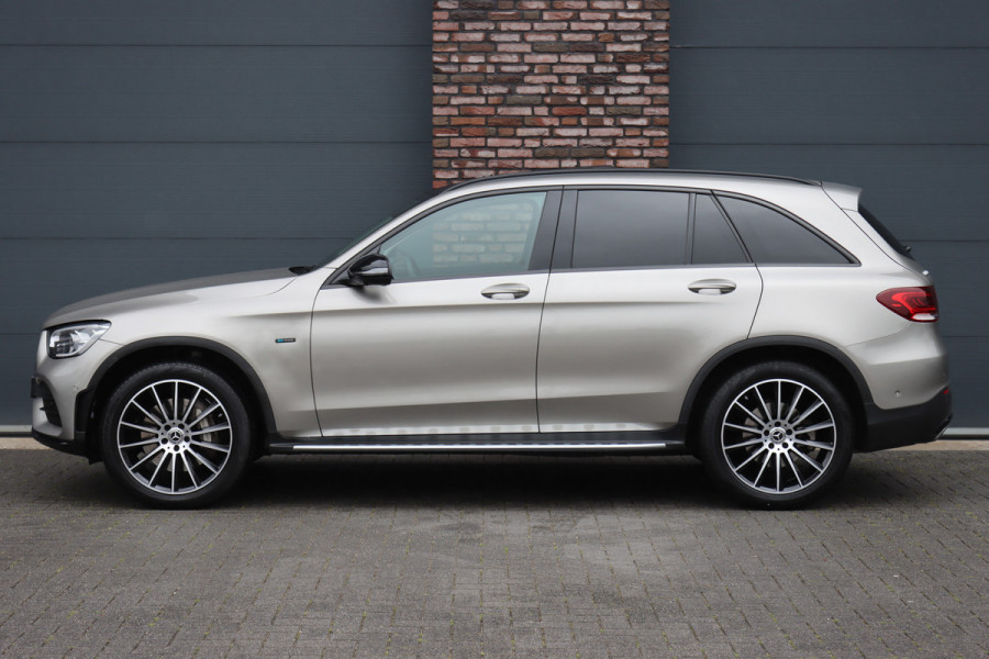 Mercedes-Benz GLC 300e 4MATIC Premium+ AMG Line | Luchtvering | Distronic | Trekhaak | Verwarmd Stuurwiel | Burmester | Memory | Panoramadak | Leder |