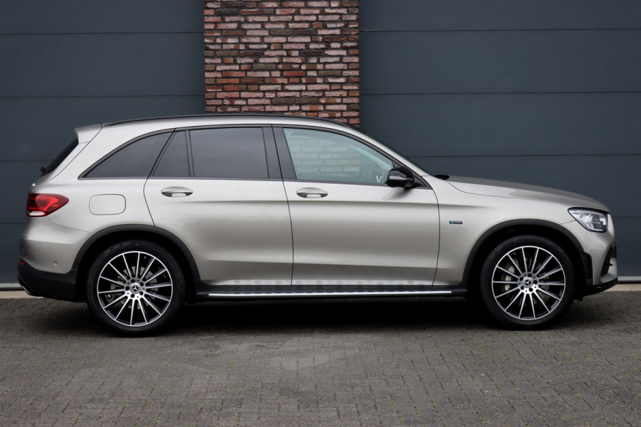 Mercedes-Benz GLC 300e 4MATIC Premium+ AMG Line | Luchtvering | Distronic | Trekhaak | Verwarmd Stuurwiel | Burmester | Memory | Panoramadak | Leder |