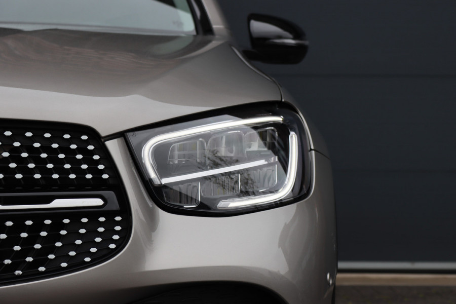 Mercedes-Benz GLC 300e 4MATIC Premium+ AMG Line | Luchtvering | Distronic | Trekhaak | Verwarmd Stuurwiel | Burmester | Memory | Panoramadak | Leder |