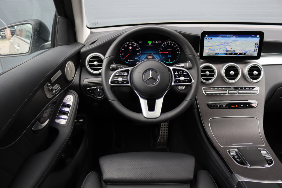 Mercedes-Benz GLC 300e 4MATIC Premium+ AMG Line | Luchtvering | Distronic | Trekhaak | Verwarmd Stuurwiel | Burmester | Memory | Panoramadak | Leder |