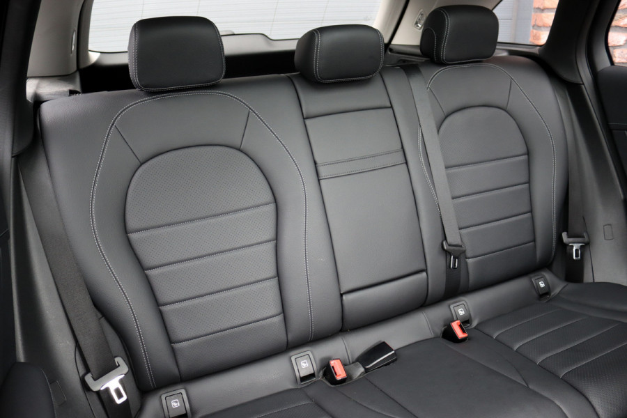 Mercedes-Benz GLC 300e 4MATIC Premium+ AMG Line | Luchtvering | Distronic | Trekhaak | Verwarmd Stuurwiel | Burmester | Memory | Panoramadak | Leder |