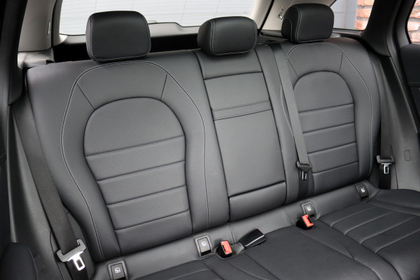 Mercedes-Benz GLC 300e 4MATIC Premium+ AMG Line | Luchtvering | Distronic | Trekhaak | Verwarmd Stuurwiel | Burmester | Memory | Panoramadak | Leder |