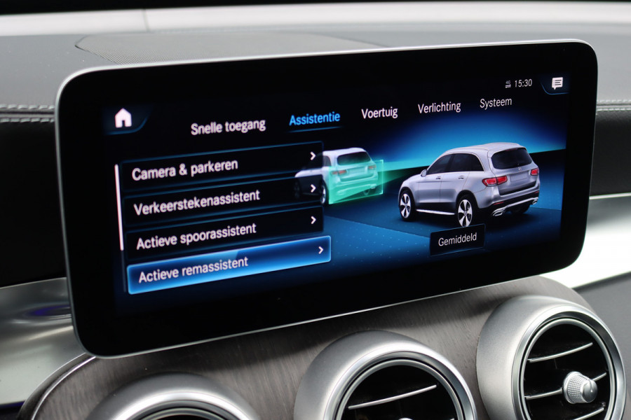 Mercedes-Benz GLC 300e 4MATIC Premium+ AMG Line | Luchtvering | Distronic | Trekhaak | Verwarmd Stuurwiel | Burmester | Memory | Panoramadak | Leder |