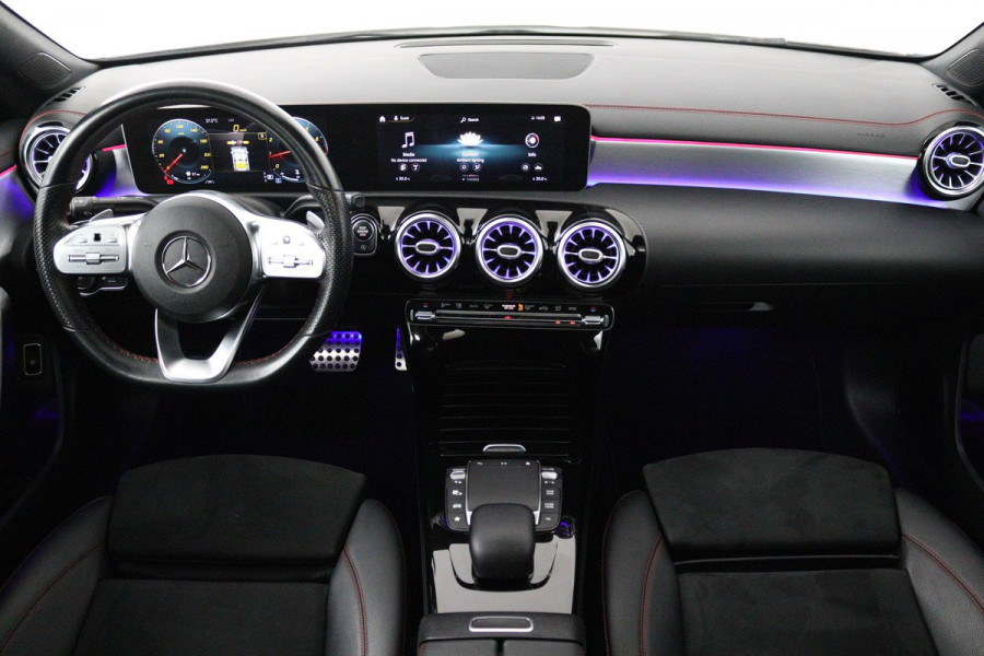 Mercedes-Benz CLA-Klasse 180 Business Solution AMG (PANORAMADAK, SFEERVERLICHTING, STOELVERWARMING, CAMERA, GOED ONDERHOUDEN)