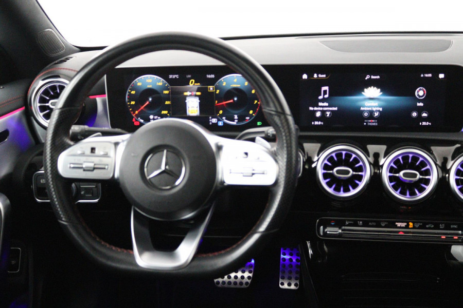 Mercedes-Benz CLA-Klasse 180 Business Solution AMG (PANORAMADAK, SFEERVERLICHTING, STOELVERWARMING, CAMERA, GOED ONDERHOUDEN)