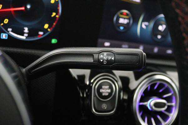 Mercedes-Benz CLA-Klasse 180 Business Solution AMG (PANORAMADAK, SFEERVERLICHTING, STOELVERWARMING, CAMERA, GOED ONDERHOUDEN)