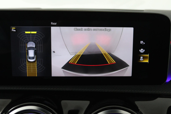 Mercedes-Benz CLA-Klasse 180 Business Solution AMG (PANORAMADAK, SFEERVERLICHTING, STOELVERWARMING, CAMERA, GOED ONDERHOUDEN)