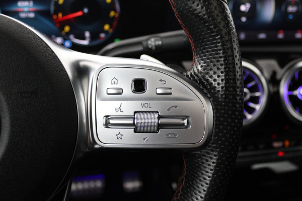Mercedes-Benz CLA-Klasse 180 Business Solution AMG (PANORAMADAK, SFEERVERLICHTING, STOELVERWARMING, CAMERA, GOED ONDERHOUDEN)