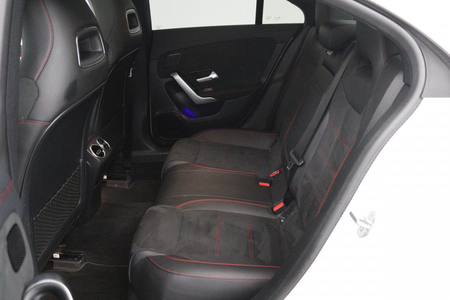 Mercedes-Benz CLA-Klasse 180 Business Solution AMG (PANORAMADAK, SFEERVERLICHTING, STOELVERWARMING, CAMERA, GOED ONDERHOUDEN)