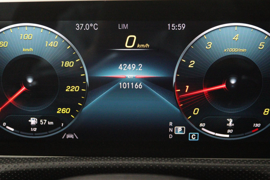 Mercedes-Benz CLA-Klasse 180 Business Solution AMG (PANORAMADAK, SFEERVERLICHTING, STOELVERWARMING, CAMERA, GOED ONDERHOUDEN)