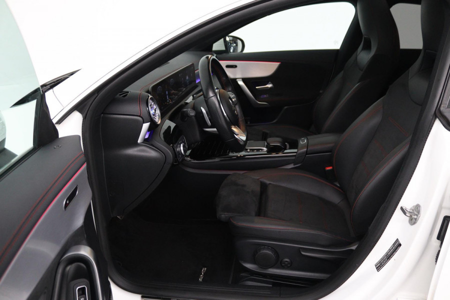 Mercedes-Benz CLA-Klasse 180 Business Solution AMG (PANORAMADAK, SFEERVERLICHTING, STOELVERWARMING, CAMERA, GOED ONDERHOUDEN)