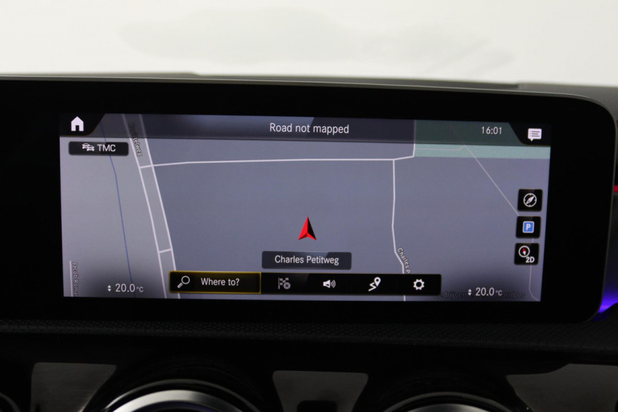 Mercedes-Benz CLA-Klasse 180 Business Solution AMG (PANORAMADAK, SFEERVERLICHTING, STOELVERWARMING, CAMERA, GOED ONDERHOUDEN)