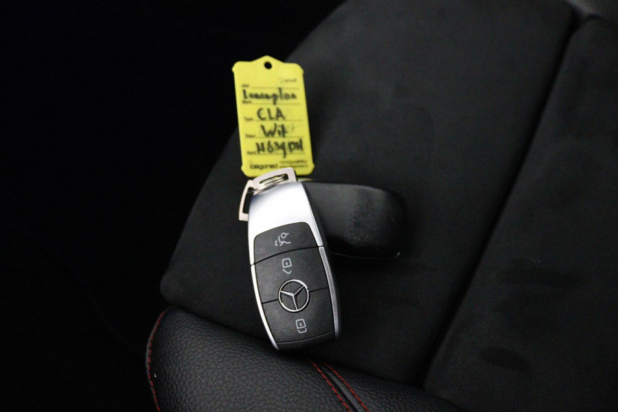 Mercedes-Benz CLA-Klasse 180 Business Solution AMG (PANORAMADAK, SFEERVERLICHTING, STOELVERWARMING, CAMERA, GOED ONDERHOUDEN)