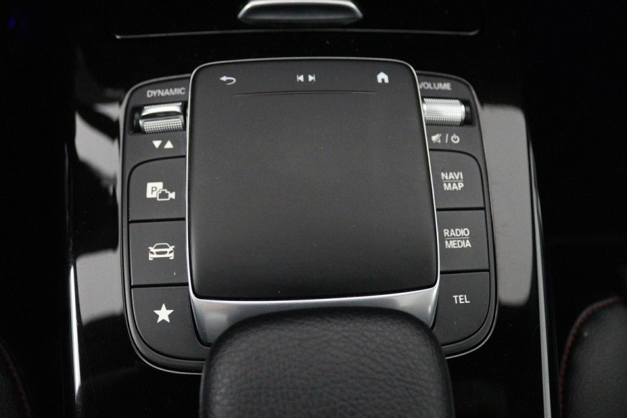 Mercedes-Benz CLA-Klasse 180 Business Solution AMG (PANORAMADAK, SFEERVERLICHTING, STOELVERWARMING, CAMERA, GOED ONDERHOUDEN)