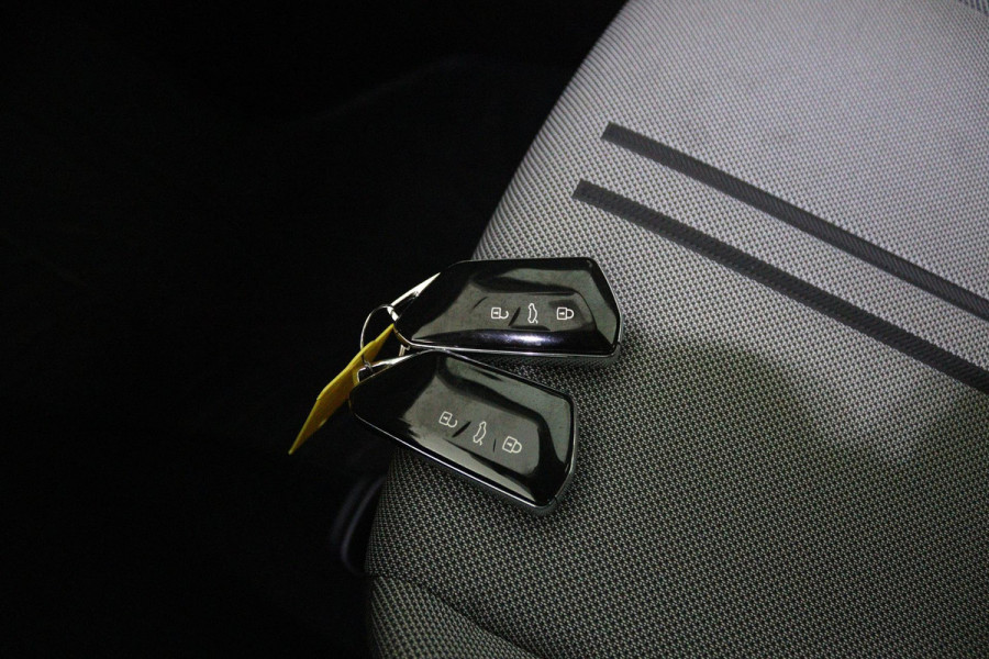 Seat Leon 1.5 TSI FR Ultimate Edition (ACHTERUITRIJCAMERA, STOELVERWARMING, NAVIGATIE, STUURVERWARMING, CRUISE, PARKEERSENSOREN)