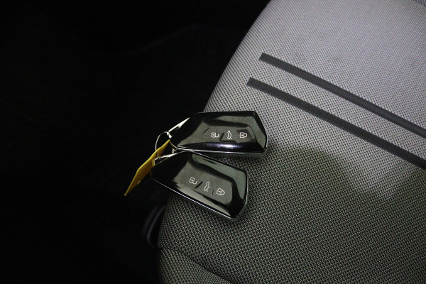 Seat Leon 1.5 TSI FR Ultimate Edition (ACHTERUITRIJCAMERA, STOELVERWARMING, NAVIGATIE, STUURVERWARMING, CRUISE, PARKEERSENSOREN)
