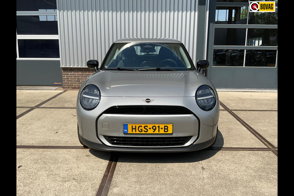 MINI Cooper E Essential 40.7 kWh MINI Cooper E Essential 40.7 kWh