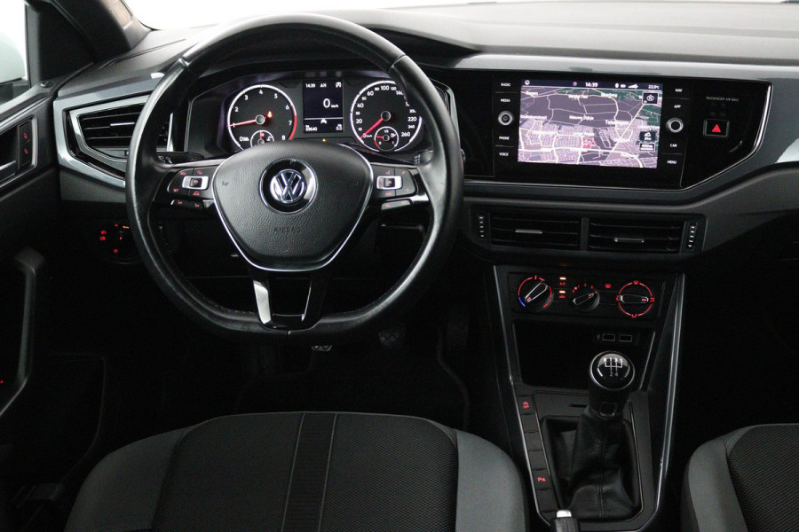 Volkswagen Polo 1.0 TSI Comfortline (PARKEERSENSOREN, CRUISE ADAPTIEF, NAVIGATIE, NL-AUTO, GOED ONDERHOUDEN)