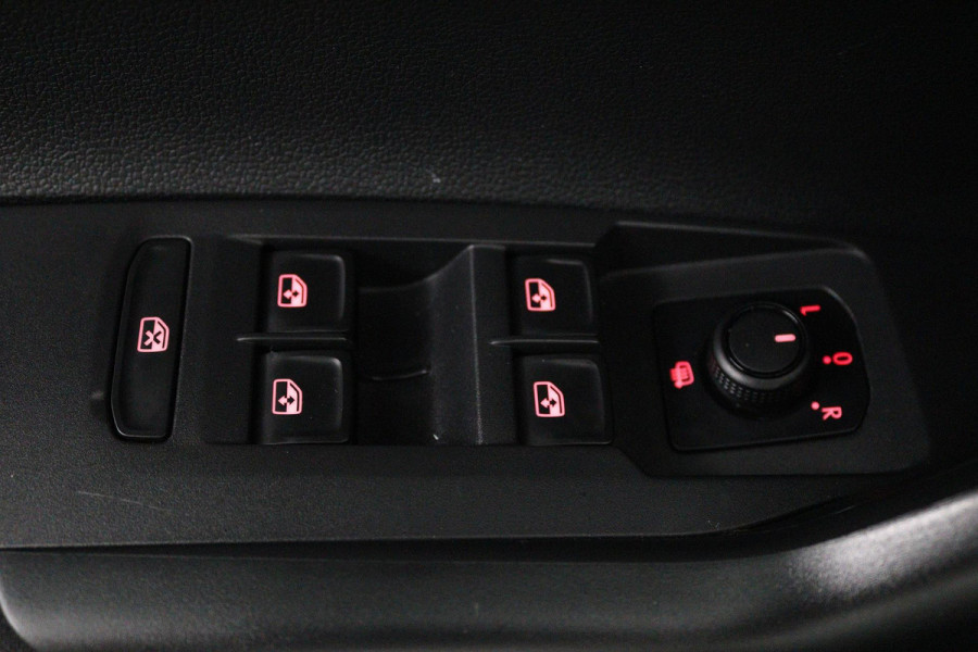 Volkswagen Polo 1.0 TSI Comfortline (PARKEERSENSOREN, CRUISE ADAPTIEF, NAVIGATIE, NL-AUTO, GOED ONDERHOUDEN)