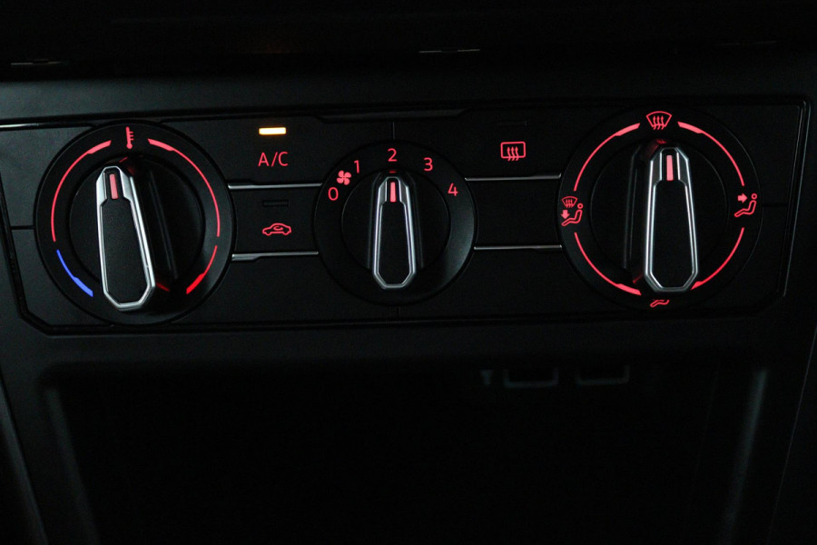 Volkswagen Polo 1.0 TSI Comfortline (PARKEERSENSOREN, CRUISE ADAPTIEF, NAVIGATIE, NL-AUTO, GOED ONDERHOUDEN)