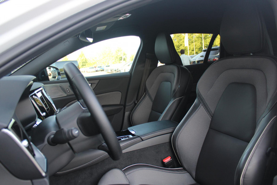 Volvo V60 2.0 T6 340PK RECHARGE LONG RANGE AWD R-DESIGN **NIEUW STAAT ** 18,8KWH | ELEKTRISCH BEDIENBARE VOORSTOELEN MET GEHEUGEN OP BESTUURDERSSTOEL | 18" 5-Y SPAAKS MATT BLACK / DIAMOND CUT R-DESIGN WIELEN | HIGH PERFORMANCE SOUND HARMAN KARDON | ADAPTIVE CRUISE CONTROL | ACHTERUITRIJ CAMERA | GETINTE RUITEN | PARKEERSENSOREN VOOR EN ACHTER | STOEL/STUUR VERWARMING | BEKLEDING R-DESIGN NAPPA LEDER / TEXTIEL CHARCOAL IN COMBINATIE MET SPORTSTOELEN | KEYLESS ENTRY/START | ELEKTRISCH BEDIENBARE ACHTERKLEP |