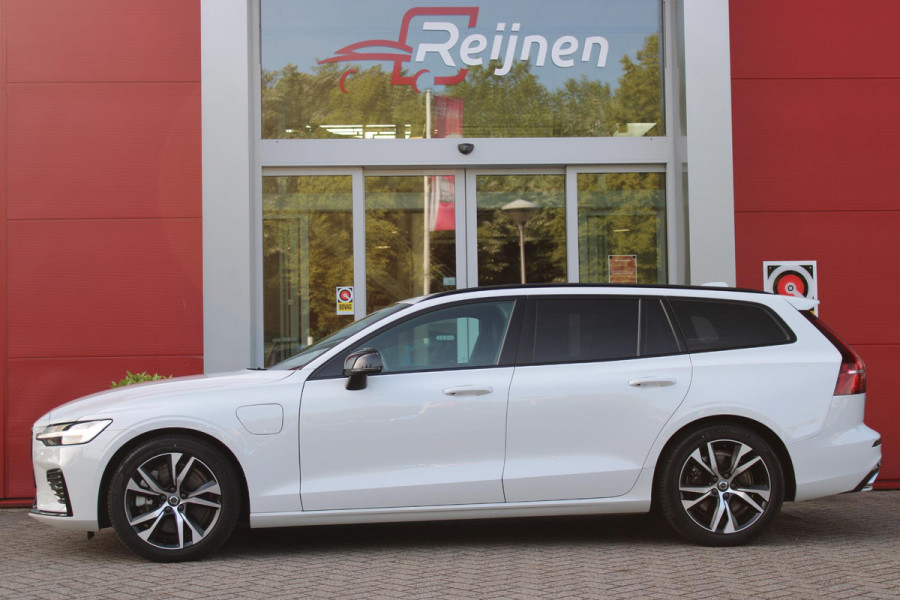 Volvo V60 2.0 T6 340PK RECHARGE LONG RANGE AWD R-DESIGN **NIEUW STAAT ** 18,8KWH | ELEKTRISCH BEDIENBARE VOORSTOELEN MET GEHEUGEN OP BESTUURDERSSTOEL | 18" 5-Y SPAAKS MATT BLACK / DIAMOND CUT R-DESIGN WIELEN | HIGH PERFORMANCE SOUND HARMAN KARDON | ADAPTIVE CRUISE CONTROL | ACHTERUITRIJ CAMERA | GETINTE RUITEN | PARKEERSENSOREN VOOR EN ACHTER | STOEL/STUUR VERWARMING | BEKLEDING R-DESIGN NAPPA LEDER / TEXTIEL CHARCOAL IN COMBINATIE MET SPORTSTOELEN | KEYLESS ENTRY/START | ELEKTRISCH BEDIENBARE ACHTERKLEP |