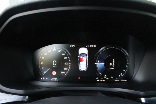 Volvo V60 2.0 T6 340PK RECHARGE LONG RANGE AWD R-DESIGN **NIEUW STAAT ** 18,8KWH | ELEKTRISCH BEDIENBARE VOORSTOELEN MET GEHEUGEN OP BESTUURDERSSTOEL | 18" 5-Y SPAAKS MATT BLACK / DIAMOND CUT R-DESIGN WIELEN | HIGH PERFORMANCE SOUND HARMAN KARDON | ADAPTIVE CRUISE CONTROL | ACHTERUITRIJ CAMERA | GETINTE RUITEN | PARKEERSENSOREN VOOR EN ACHTER | STOEL/STUUR VERWARMING | BEKLEDING R-DESIGN NAPPA LEDER / TEXTIEL CHARCOAL IN COMBINATIE MET SPORTSTOELEN | KEYLESS ENTRY/START | ELEKTRISCH BEDIENBARE ACHTERKLEP |