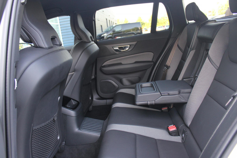 Volvo V60 2.0 T6 340PK RECHARGE LONG RANGE AWD R-DESIGN **NIEUW STAAT ** 18,8KWH | ELEKTRISCH BEDIENBARE VOORSTOELEN MET GEHEUGEN OP BESTUURDERSSTOEL | 18" 5-Y SPAAKS MATT BLACK / DIAMOND CUT R-DESIGN WIELEN | HIGH PERFORMANCE SOUND HARMAN KARDON | ADAPTIVE CRUISE CONTROL | ACHTERUITRIJ CAMERA | GETINTE RUITEN | PARKEERSENSOREN VOOR EN ACHTER | STOEL/STUUR VERWARMING | BEKLEDING R-DESIGN NAPPA LEDER / TEXTIEL CHARCOAL IN COMBINATIE MET SPORTSTOELEN | KEYLESS ENTRY/START | ELEKTRISCH BEDIENBARE ACHTERKLEP |